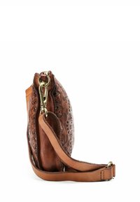 Borsa a tracolla in pelle marrone con dettagli in rilievo floreali e tracolla staccabile con gancio in ottone, mostrata di lato su sfondo bianco.