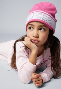 Guess JUNIOR BEANIE HAT UNISEX - Čiapka - caramel rose