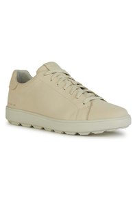 Beige lädersneakers med en slät yta, snörningsdesign och rund gummikloss i krämfärgad färg med ett prickigt mönster för bra grepp.