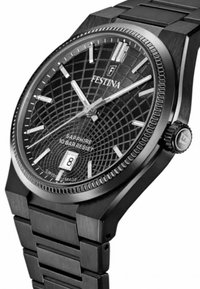 Montre pour homme en noir avec un cadran texturé, des index horaires en argent, une fenêtre de date et un verre saphir. Bracelet en acier inoxydable avec une finition mate.