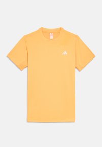 Pomarańczowa sportowa koszulka z krótkim rękawem, okrągłym dekoltem i małym białym logo Adidas na lewej piersi.