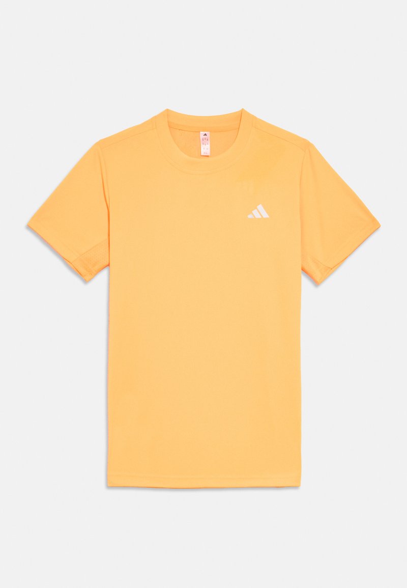 Pomarańczowa sportowa koszulka z krótkim rękawem, okrągłym dekoltem i małym białym logo Adidas na lewej piersi.