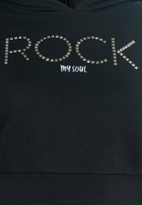 Felpa nera con cappuccio caratterizzata da un design stampato con borchie in metallo che formano la parola "ROCK" e la frase "my soul" in tessuto bianco e testurizzato.