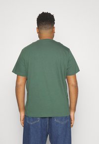 Lacoste PLUS - Camiseta básica - sequoia