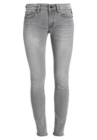 Jeans ajustados de mezclilla gris con una textura suave, diseño de cinco bolsillos, pasadores para cinturón y ligeros detalles de desgaste en la parte delantera y trasera.