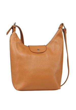 Sac à épaule en cuir couleur fauve avec surface texturée, fermeture par bouton-pression argenté et bandoulière réglable sur fond blanc.