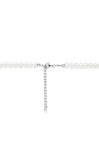 Perlenkette mit runden weißen Perlen, ausgestattet mit einem silbernen Karabinerhaken und einer verstellbaren Kette für Längenvariation. Glatte Textur.
