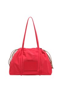 Borsa tote in tessuto rosso con un'apertura cinchata, lunghe maniglie e un'etichetta rettangolare in pelle con branding a rilievo. Texture liscia con dettagli minimi.