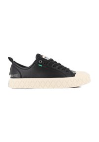 Sneaker nera con tomaia in pelle testurizzata, punta in gomma crema e suola con motivo a diamante. Presenta un accent verde e un'etichetta di marca sul tallone.