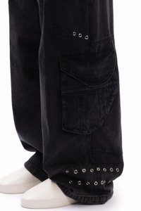 Črne široke cargo hlače iz jeansa z več žepi, teksturirano tkanino in srebrnimi obročki na robovih za detajle.