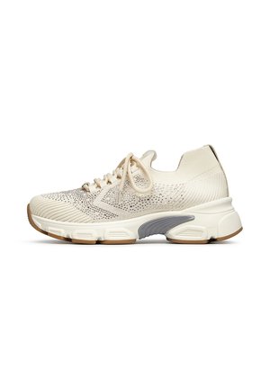 Sneaker beige in maglia con chiusura stringata, design traforato, suola spessa imbottita con dettaglio grigio e suola marrone per trazione.