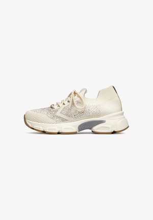 Sneaker beige in maglia con chiusura stringata, design traforato, suola spessa imbottita con dettaglio grigio e suola marrone per trazione.