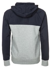 Bluza z kapturem z szarym korpusem i granatowymi ramionami. Gładka faktura z ściągaczami na mankietach i pasie. Prosty design, bez wzorów.