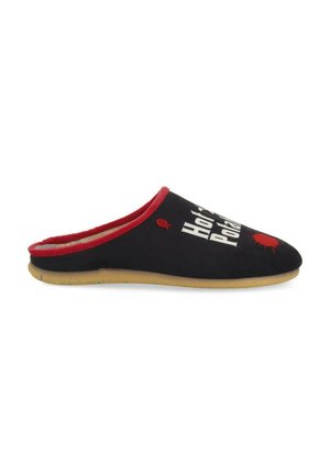 Zapatilla negra sin cordones con ribete rojo, que presenta el texto "Hot Potato" y un pequeño gráfico de pez, con parte superior de tela suave y suela texturizada.