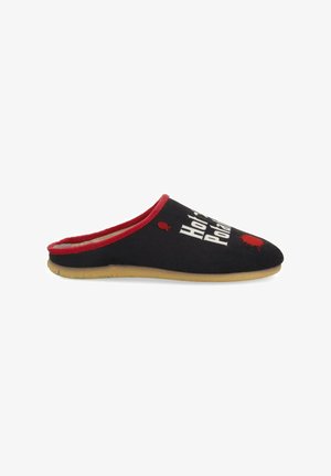 Zapatilla negra sin cordones con ribete rojo, que presenta el texto "Hot Potato" y un pequeño gráfico de pez, con parte superior de tela suave y suela texturizada.