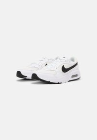 Nike tenisice s bijelim mrežastim i sintetičkim gornjim dijelom, crnim Swoosh logom, svijetloplavim vezicama i crnim gumenim potplatom. Imaju vidljivu zračnu amortizaciju.