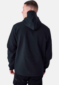 Felpa nera con cappuccio regolabile, realizzata in materiale morbido, caratterizzata da un design semplice e polsini a costine, vista da dietro.