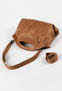 Tasche aus braunem Leder mit Schlappdesign, verstellbarem Tragegurt, Oberhandgriff und minimalistischem Branding. Weiche Textur und glatte Oberfläche.