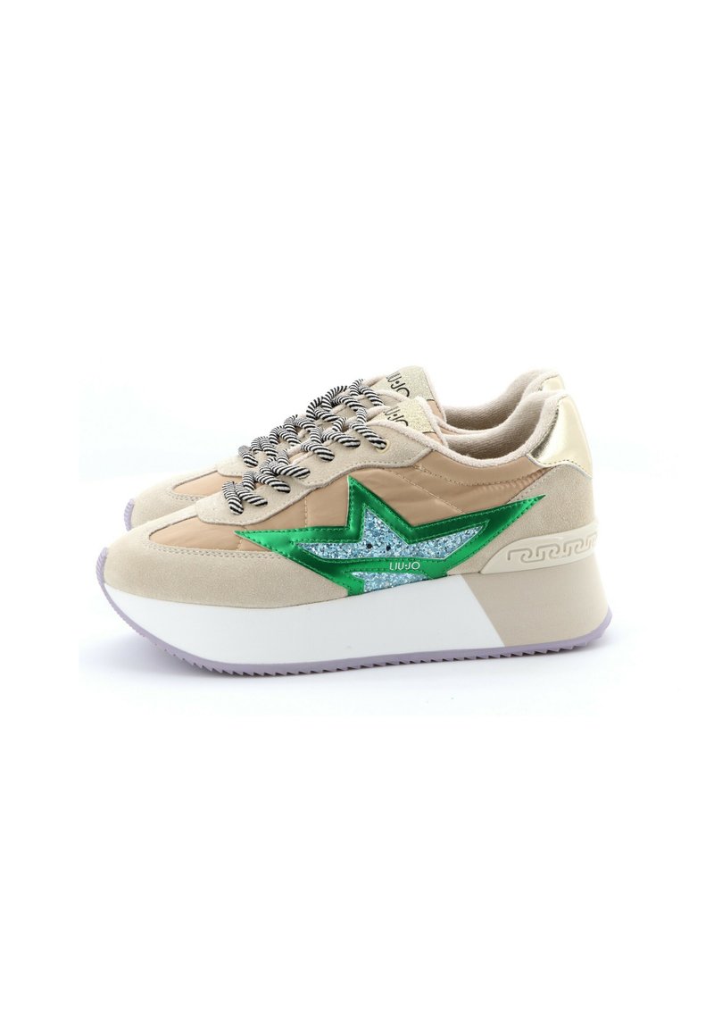 Zapatillas de ante beige con un diseño de estrella verde y azul brillante. Presentan cordones a rayas en blanco y negro y una suela blanca gruesa.