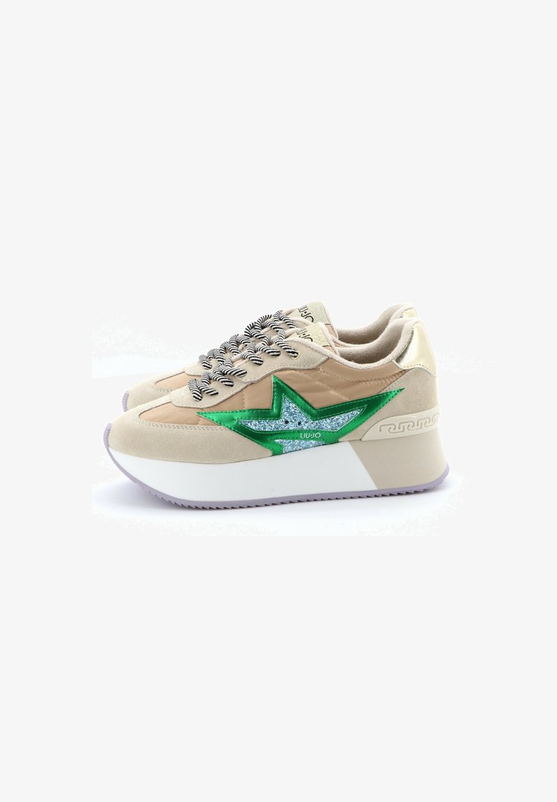 Beige suède sneakers met een groen en glinsterend blauw ster ontwerp. Voorzien van zwart-witte gestreepte veters en een chunky witte zool.