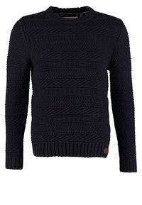 Marineblauwe trui met een textuurgebreid patroon, voorzien van een geribde halslijn en manchet, en een klein leren logo-accent aan de zoom.