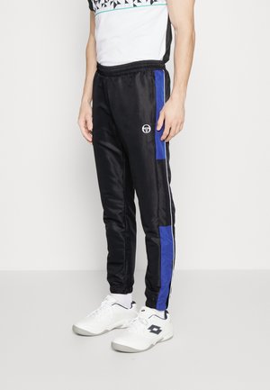 Schwarze Satin-Trainingshose mit blauen seitlichen Einsätzen, weißen Streifen und einem gestickten Logo. Elastischer Bund und schmal zulaufende Bündchen.
