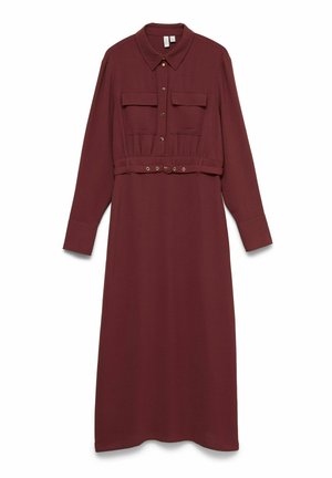 Burgunderfarget kjole med lange ermer i midilengde, med krage, knapper foran, to brystlommer og matchende belte med liten spenne i midjen.