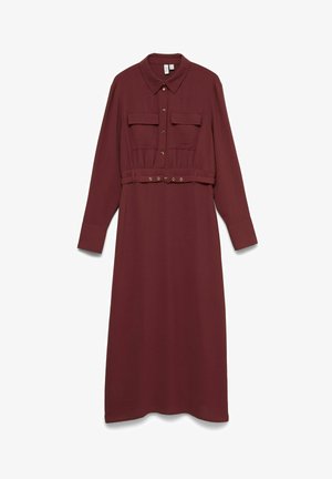 Vīnogu krāsas garās piedurknes midi kleita ar apkakli, pogām priekšpusē, divām krūšu kabatām un atbilstošu jostu ar nelielu sprādzi jostasvietā.