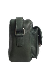 Grüne Lederhandtasche mit strukturierter Oberfläche, rechteckiger Form, seitlichem Klappenverschluss, verstellbarem Schulterriemen und Metallakzenten.