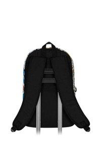 Czarny plecak z kolorowym wzorem na górze, wykonany z materiału tekstylnego, z wyściełanymi paskami i funkcją przejścia na uchwyt walizki z tyłu.
