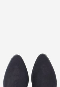 Chaussons à bout pointu en cuir noir lisse, avec un design épuré et un matériel minimal pour un look contemporain.