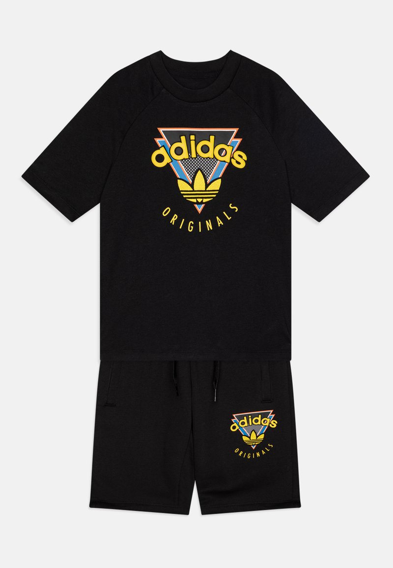 Črn komplet s kratkimi rokavi in kratkimi hlačami, ki vsebuje večbarvni grafični logotip z rumenimi poudarki in športnim dizajnom. Narejen iz mehkega materiala.