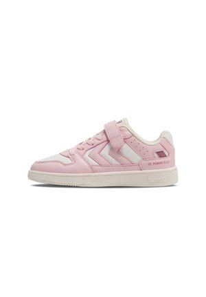 Niski różowo-biały sneaker z paskiem na rzep, wzór w jodełkę po boku i płaską gumową podeszwą.