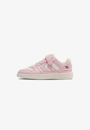 Niedriger pink-weißer Sneaker mit Klettverschluss, Chevron-Design an der Seite und flacher Gummisohle.