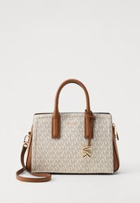 Sac à main structuré beige clair avec motif monogramme, accents en cuir marron, double poignée supérieure, bandoulière amovible et pendentif logo doré.