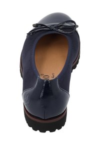 Ballerine blu navy con punta in vernice lucida e un dettaglio a fiocco, realizzata in morbida pelle scamosciata con suola in gomma testurizzata. Forma arrotondata.