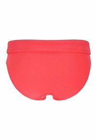 Röda simbyxor gjorda av ett mjukt, elastiskt material. Har en rundad form med ett brett midjeband och utskärningsdetaljer i mitten.
