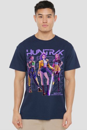 Junger Mann trägt ein marineblaues T-Shirt mit drei animierten weiblichen Charakteren, die Waffen halten, und dem Schriftzug "K-Pop Demon Hunters" auf der Vorderseite.