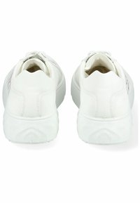 Zapatillas blancas con parte superior de cuero suave, puntera redondeada y suela acolchada. Diseño simple sin logotipos ni acentos visibles.
