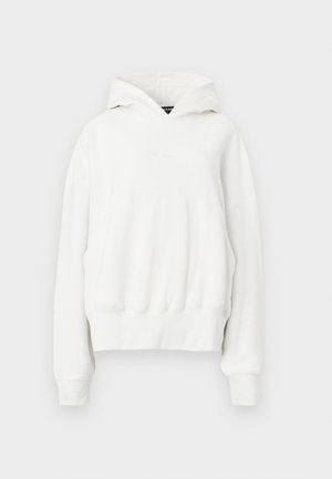 Witte hoodie met een ontspannen fit. Bevat een kangoeroe-pocket, geribde manchetten en een zachte, gestructureerde stof. Subtiele branding op de borst.