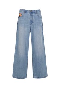Hellblaue weite Jeans mit hoher Taille und einem kleinen bunten gewebten Detail, das aus der vorderen rechten Tasche hervorschaut.