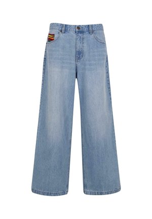 Jeans a gamba larga di colore azzurro chiaro con vita alta e un piccolo dettaglio colorato intrecciato che spunta dalla tasca anteriore destra.