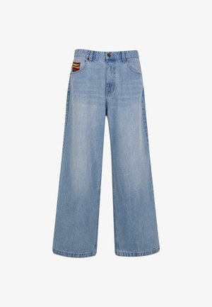 Jeans a gamba larga di colore azzurro chiaro con vita alta e un piccolo dettaglio colorato intrecciato che spunta dalla tasca anteriore destra.