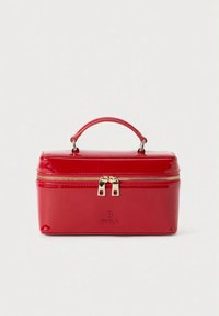 Rode cosmeticaset van lakleer met een handvat, gouden ritssluitingen en een geperst logo aan de voorkant. Rechthoekige vorm met een glanzende afwerking.