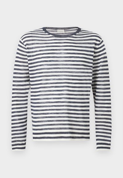 Πλεκτό πουλόβερ με μακριά μανίκια και στρογγυλή λαιμόκοψη, με οριζόντιες ναυτικές και λευκές ρίγες.