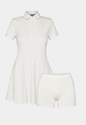 Vit polo klänning med korta ärmar, femknapps knäppning och en utsvängd kjol. Inkluderar matchande vita shorts med en slät textur.