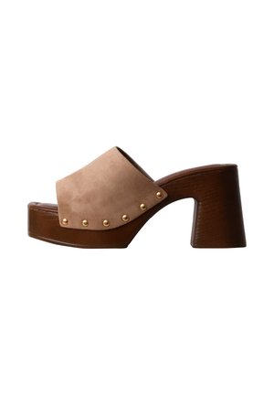 Brun mule med blokhæl, beige ruskindsoverdel og gulddetaljer langs siden.