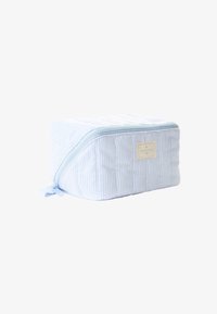 Stripet stofftoalettveske i lyseblått og hvitt, med glidelåslukking og rektangulær form, samt et merkelapp på den ene siden.