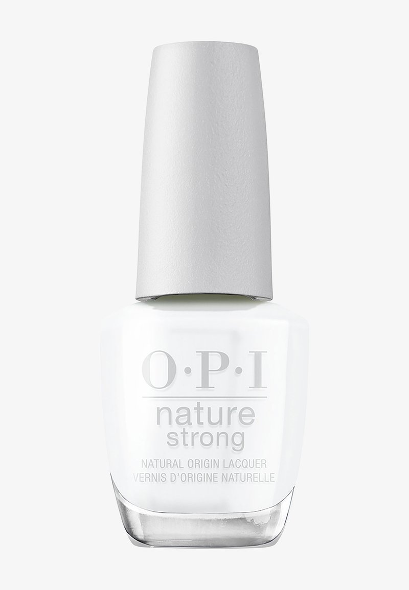 Flacon de vernis à ongles blanc avec un bouchon argenté étiqueté OPI Nature Strong vernis d'origine naturelle.