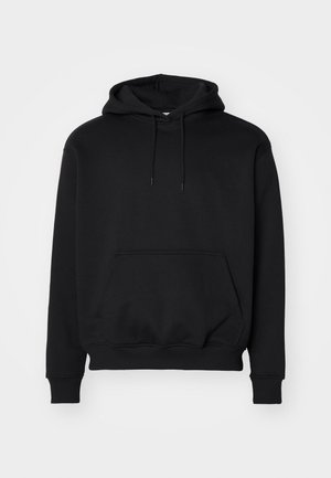 Sort pullover hoodie lavet af blød bomuldsblanding, har en kengurutaske, snøre i hætten, ribbede ærmer, og en afslappet pasform.